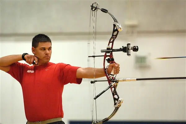 shoot compound bow and arrow